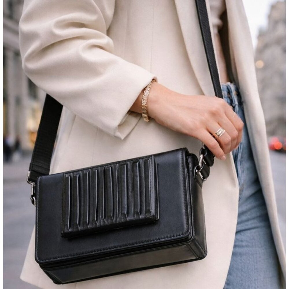 NWT IURI Ibrido Belt Bag Cross Body Bag Leather Black $470